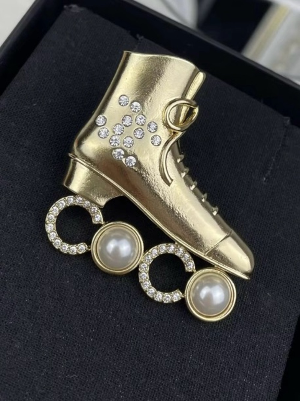 🛼ChaneI Roller Skate Brooch CoCo Wheels with faux Pearls Gold-Tone Statement 🛼